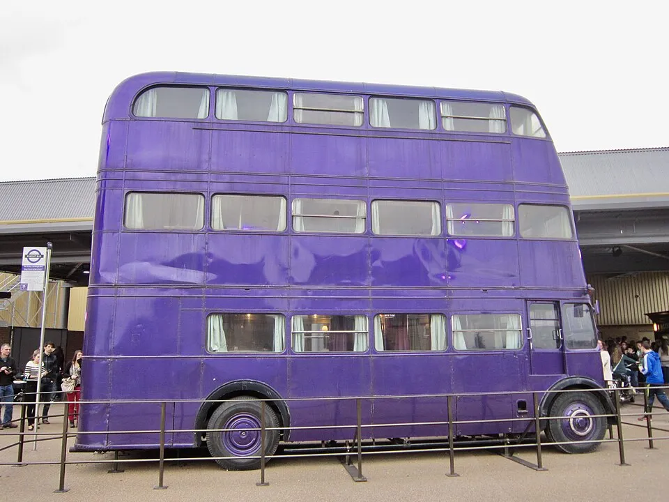 El Autobús Noctámbulo, el autobús morado de tres pisos, expuesto en el Warner Bros Studio Tour