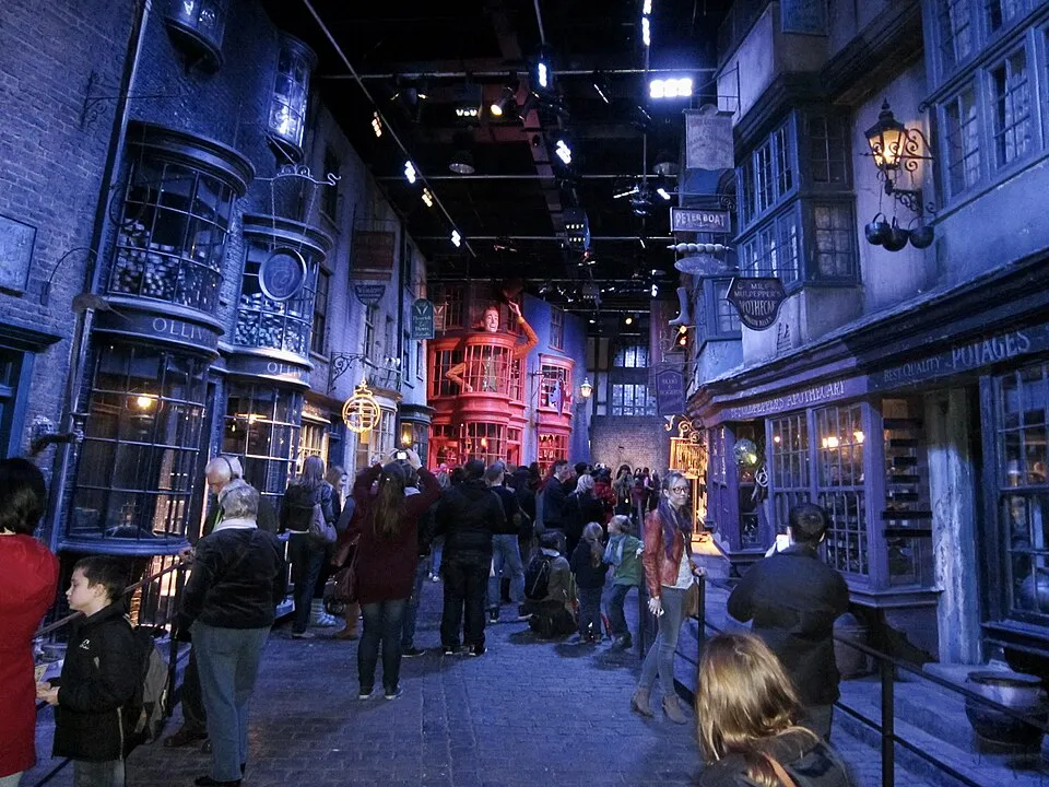 El callejón Diagon reconstruido en el Warner Bros Studio Tour, con las tiendas de Ollivanders y Sortilegios Weasley