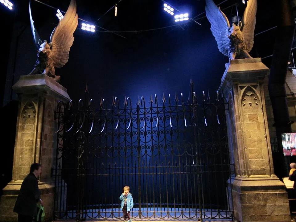 Las Puertas de Hogwarts con jabalíes alados, uno de los sets del Studio Tour